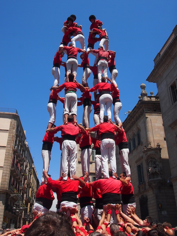 A little later, Caroline and I happen to be at the right place at the right time: “Castellers Humanas”, or human towers build up on the City Hall Square of Barcelona. 