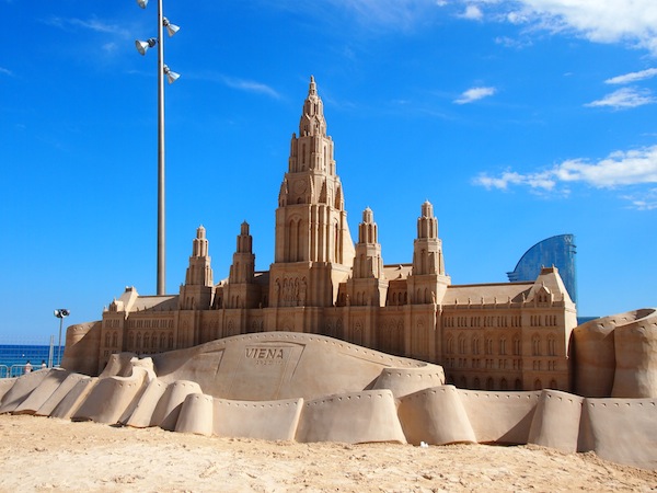 Hier treffen wir zudem auf dieses „Wahrzeichen“: Ein Sandschloss, gewidmet ausgerechnet von der Stadt Wien an die Einwohner & Besucher Barcelonas. Wie cool !