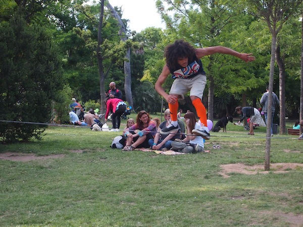 At Parc Ciutadellat, many events such as slacklining are taking place on this first Sunday in June.