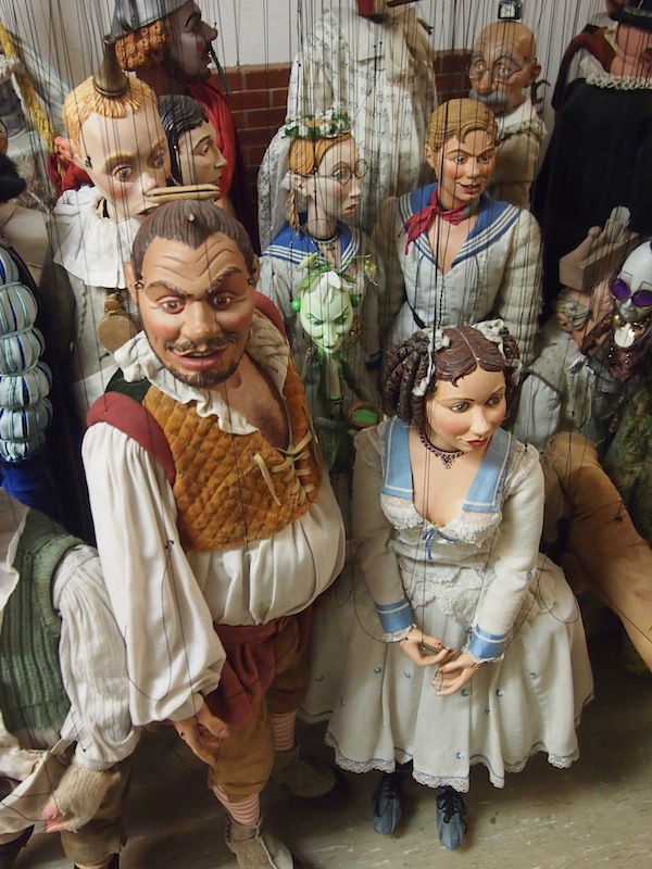 Der Detailaufwand der Salzburger Marionetten sucht seinesgleichen: Nie zuvor war ich derart auf Tuchfühlung mit der faszinierenden Kunst des professionellen Puppentheaters. Beeindruckend!