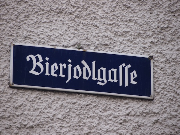 Viele Anekdoten (und Straßenzeichen) ranken sich um die "bierige" Geschichte der berühmten Mozartstadt.