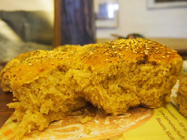 So ein Stück selbstgebackenes Brot mit gemahlenem Korn direkt von der Windmühle ist halt schon etwas Besonderes: Herzhaft zubeißen gilt hier!