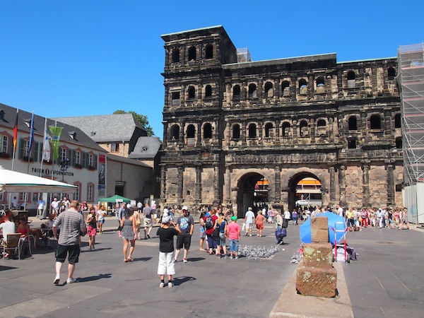 Vorbei an der berühmten Porta Nigra, dem Schwarzen Tor und vormaligen Eingangstor in die Römerstadt.