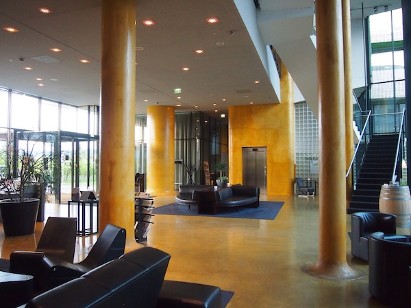Blick auf den Rezeptionsbereich des modernen, avantgardistischen Weinhotels LOISIUM Wine & Spa Resort Langenlois.