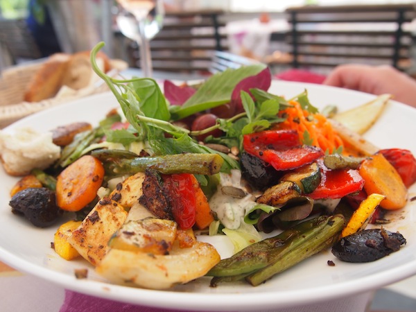 ... wir lieben die Salate des Hauses, kreativ zusammengestellt und herrlich erfrischend an einem heißen Sommertag.