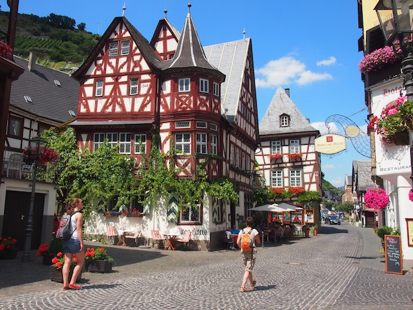 Auch der Stadtspaziergang durch die süße Kleinstadt von Bacharach inmitten des Welterbes am Rhein genieße ich in vollen Zügen. Hier gibt es übrigens auch weltbestes Riesling-Eis zu kaufen ! Nice ☺
