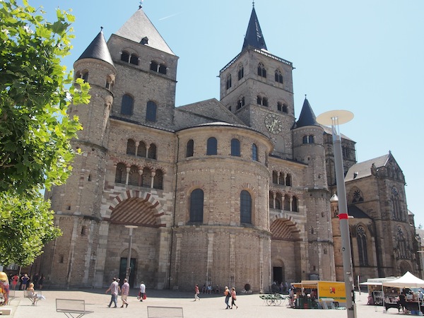 Trier ist auch heute noch eine mächtige, imposante Stadt, die bei genauem Hinsehen viel Eigentümliches bietet wie beispielsweise diese Doppelkirche in romanischem (links) und gotischem Stil (rechts). 