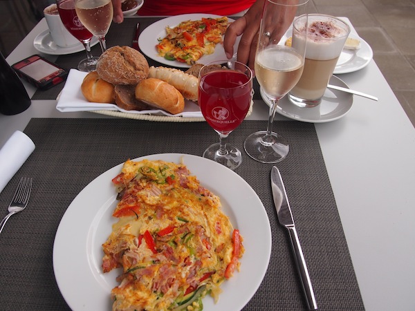 ... breakfast in the morning: Here, you can enjoy each and every meal of the day thanks to the wonderful local cuisine.