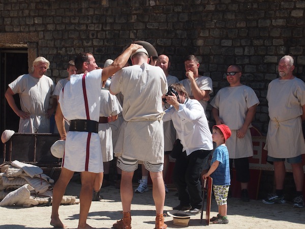 Hier offeriert der „g’standene Stadtführer & Gladiator“ Jan einen Einblick in den Alltag römischer Gladiatoren und fasziniert Zuhörer und Gladiatoren-Anwärter.