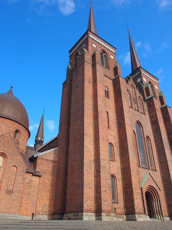 Roskilde, die "Königsstadt" Dänemarks, besticht durch einen zauberhaften Altstadtkern sowie die großartige Domkirche hier.