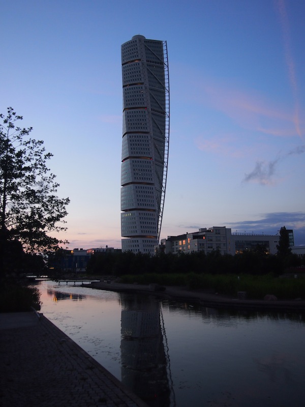The “Turning Torso” in the harbour district of Malmö.