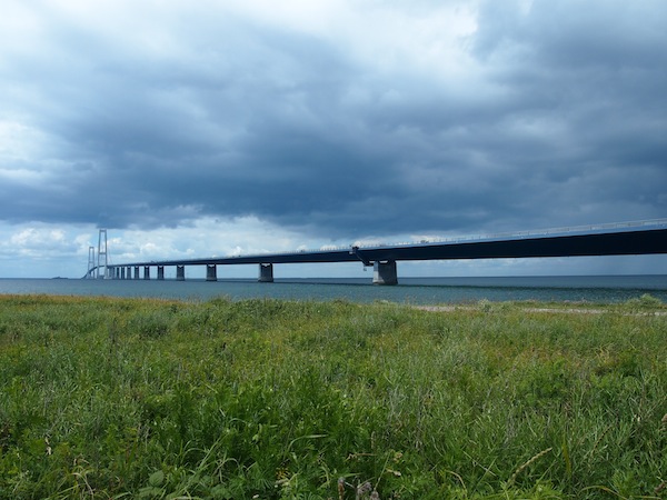 Diesen erreicht man von Kopenhagen aus nach einer majestätischen Fahrt über die 20 Kilometer lange Schwingbrücke, welche seit wenigen Jahren die Inseln Fünen & Seeland in Dänemark miteinander verbindet.