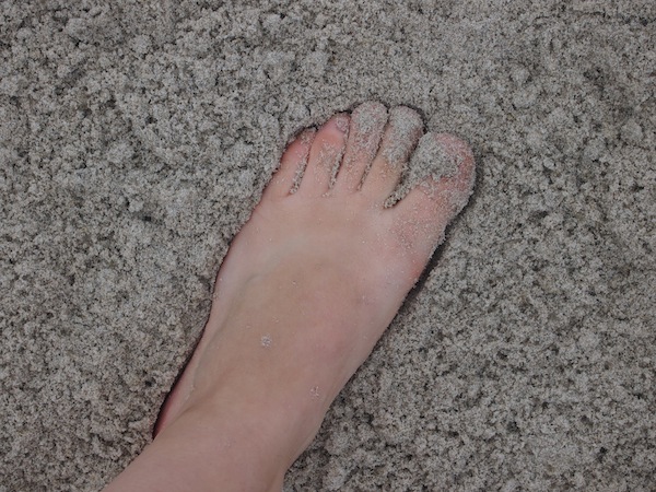 ... stecken Zehen in den Sand ...