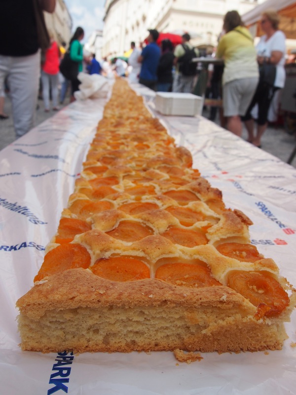 Der längste Marillenkuchen der Welt: 30 Meter lang, erstreckt er sich durch einen guten Teil der Altstadt von Krems.