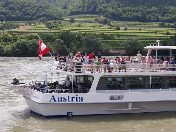 Die Firma Brandner Schifffahrt bietet zahlreiche verschiedene Touren an, zu denen auch eine mehrsprachige ca. zweistündige Donauschifffahrt von Krems nach Spitz zählt, wie wir sie unternehmen.