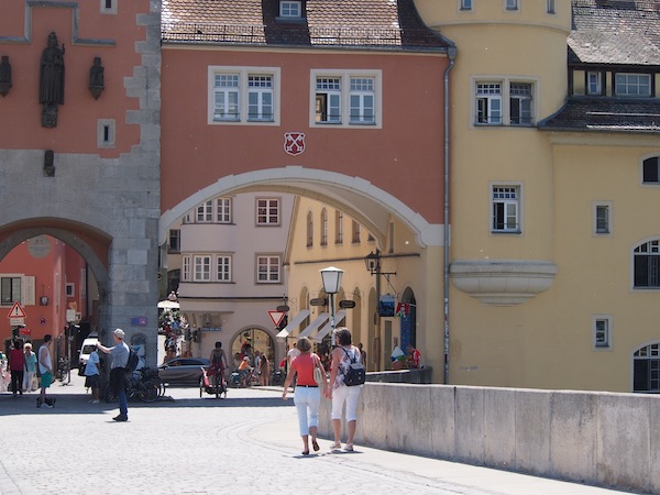 Gemütlich starten wir unsere Stadtführung mit einem Besuch der historischen Brücke zwischen Regensburg und Stadtamhof, deren Verhältnis wohl nicht immer ganz so einfach war ;)