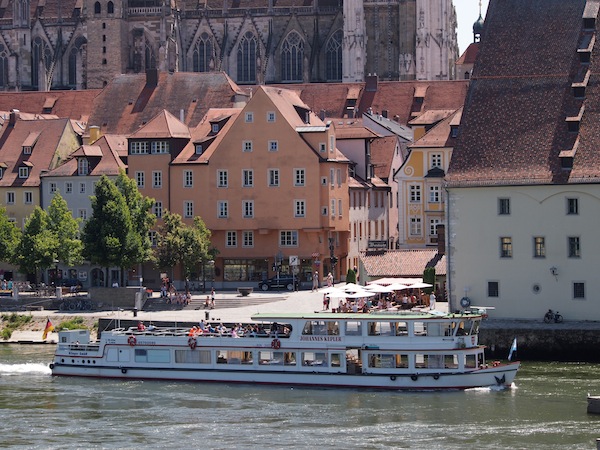 Blick auf die Stadt Regensburg, Dom, Welterbezentrum & Historische Wurstkuchl direkt am Donau-Ufer ... die Hochwasser-Marke für Juni 2013 ist schon montiert, "Zwischenfälle" wie diese bringen die Regensburger Wurstfans nicht aus der Ruhe.