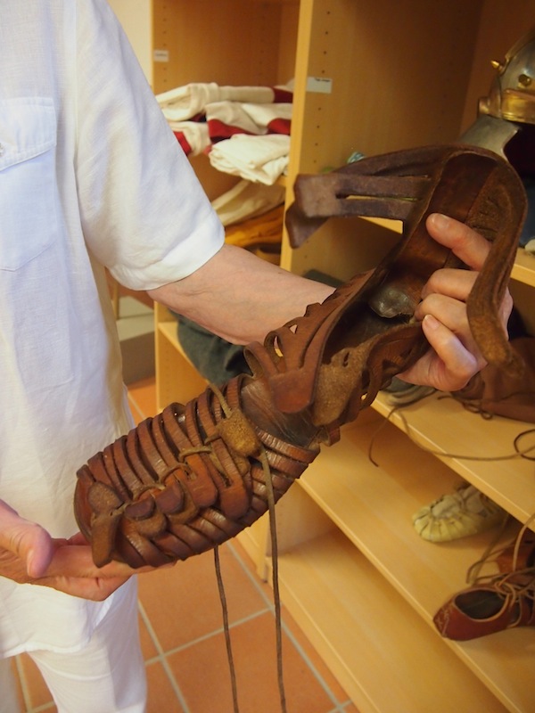 Römische Schuhe bei der Vorführung durch meine charmante & liebenswerte "Römerin" Frau Trtitschler: Relativ ähnlich den modernen Sandalen, oder?