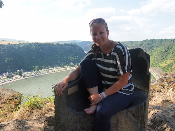 Ich genieße den traumhaften Ausblick vom Sitz der Loreley über das Rheintal.