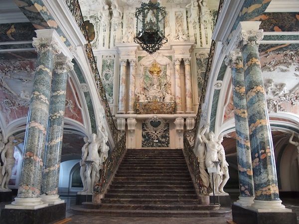 Gleich zu Beginn betreten wir die prunkvolle Haupttreppe und Empfangshalle des ehemaligen Erzbischofs Clemens Augustus, welcher das Schloss erbauen ließ. 