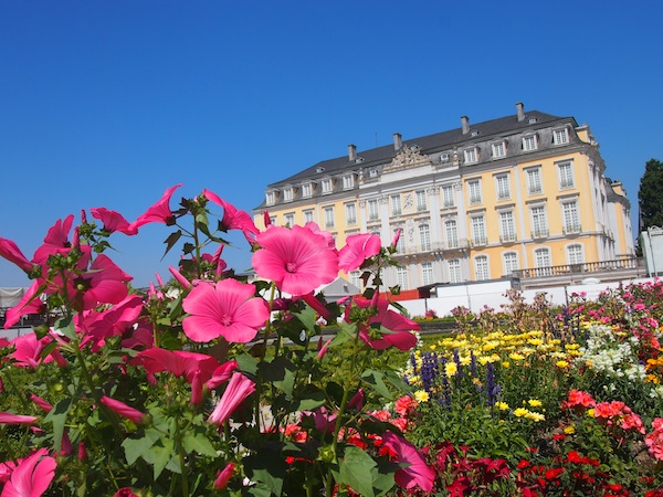 Der Blick auf das Schloss von den Palastgärten, welcher der französischen Gartenkunst nachempfunden sind, ist einfach wunderschön.
