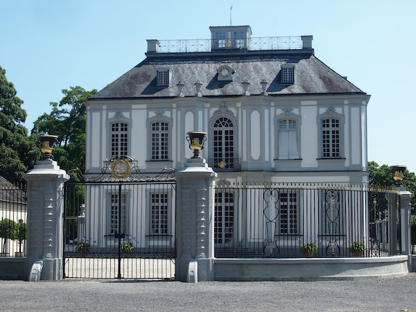 Von einem Schloss zum nächsten: Im Lustschloss Falkenlust zog sich der Erzbischof zur Privataudienz zurück und wurde die Falknerei betrieben.