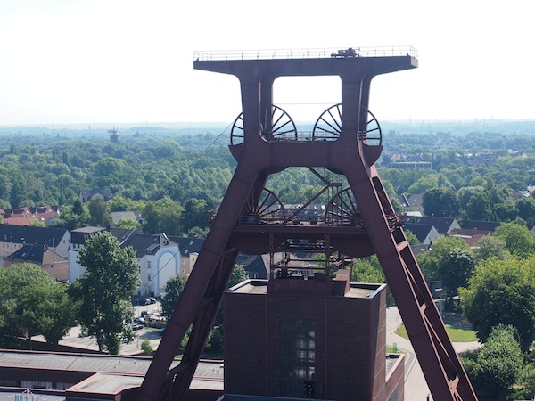 Der größte Förderturm der Anlage steht als stolzes Wahrzeichen des Welt-Industrie-Erbes Zeche Zollverein.