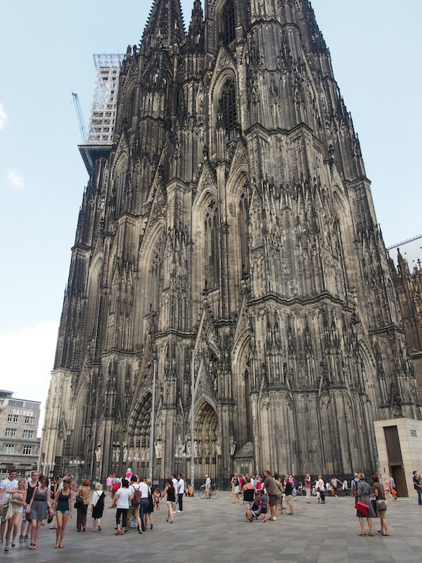 Der berühmte Kölner Dom: 600 Jahre Bauzeit, knapp 160 Meter hoch, war er im Jahr seiner Fertigstellung tatsächlich das höchste Gebäude der Welt. Zu hoch jedenfalls für meine Kamera - trotz Weitwinkel-Blickfang!
