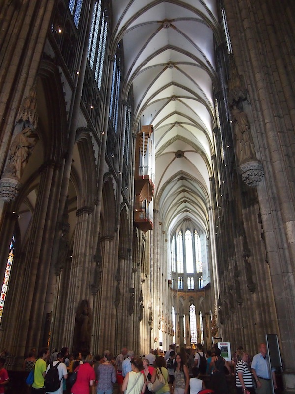 Der Kölner Dom von innen ist ebenso imposant: Die "nur" 42 Meter hohe Decke des inneren Kirchenschiffs strebt buchstäblich in den Himmel, das Bauwerk ist einfach nur faszinierend ...