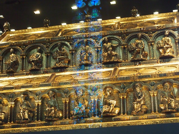 Das berühmteste Herzstück des Doms ist dieser Schrein, welcher über und über mit Gold verziert und heute durch Panzerglas geschützt ist. Er beherbergt Reliquien der Heiligen Drei Könige ... 
