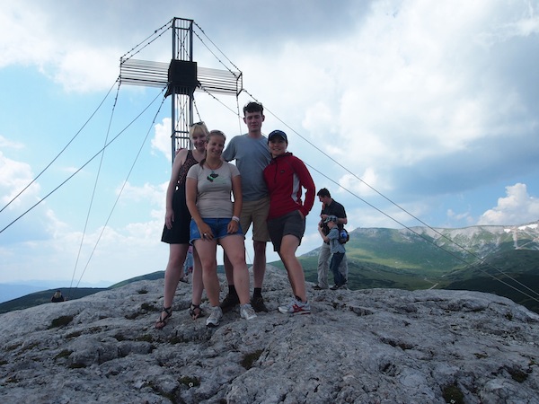 So sehen Gipfelstürmer aus: Unser Dream-Team beim Erklimmen des höchsten Punkt Niederösterreichs auf über 2.000 Meter!