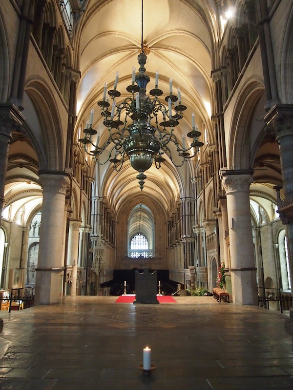 Ich genieße meinen Besuch hier und würde dafür plädieren, die Kathedrale von Canterbury als Must-See neben dem Kölner Dom einzureihen.