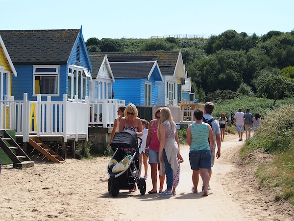 So ein romantischer Spaziergang am Strand, ganz egal ob alleine, mit der Familie oder Freunden, hat schon was ... in Christchurch, England kommt Urlaubsstimmung auf!