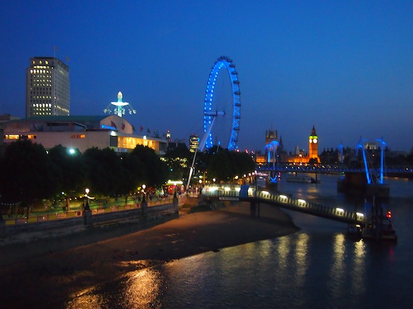 Blick auf die faszinierende Skyline Londons beim (fast romantischen) Abendspaziergang durch die Stadt ...