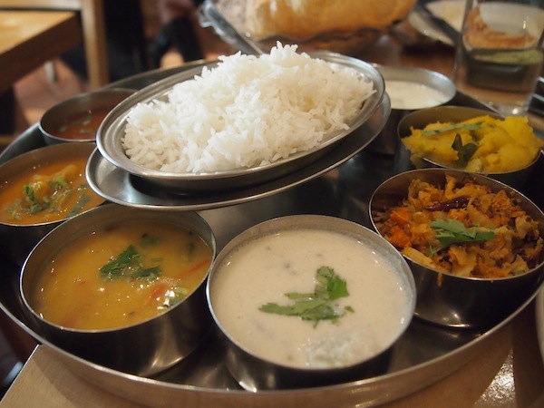 Kein "Ruhe-Rezept für Reiseblogger" ohne eines meiner fast schon berühmten Essensfotos: Beim langsamen, genussvollen Essen in Londons Weltküchen wie hier einem köstlichen indischen Restaurant, geschieht Entschleunigung pur!