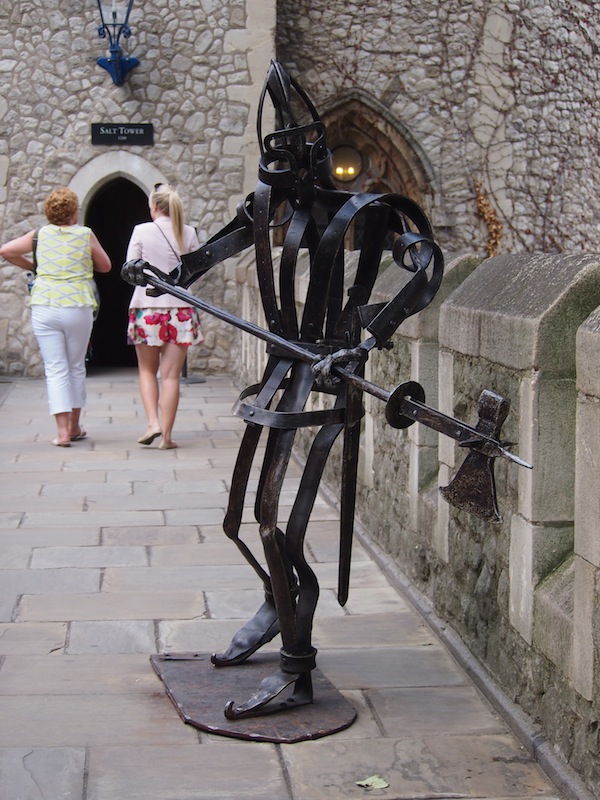 Geschichte kreativ aufgearbeitet: Diese moderne Ritterskulptur begrüßt uns im schaurigen "Tower of London".