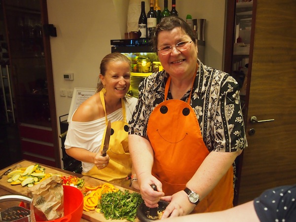 Monika Fuchs von TravelWorldOnline und ich beim kreativen Kochen: We like :D