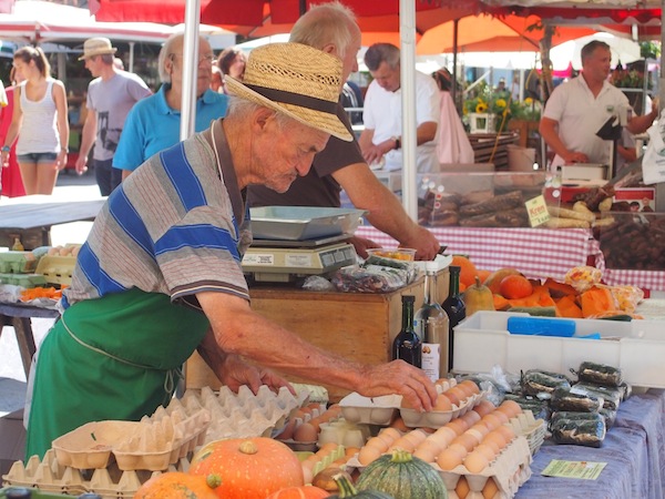 Unterwegs am ältesten & berühmtesten Bauernmarkt der Stadt Graz: Jeden Tag außer Sonntag gibt es hier sämtliche lokalen & regionalen Spezialitäten aus dem Grazer Umland von heimischen Bauern zu kaufen.