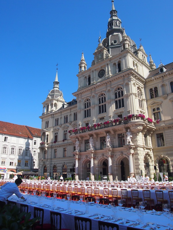Der Augenschmaus alleine ist schon ein Festessen für die Sinne ... am Nachmittag wird die "Lange Tafel" vor dem Rathaus der Stadt Graz aufgebaut. Hier nehmen wir wenig später Platz ... !