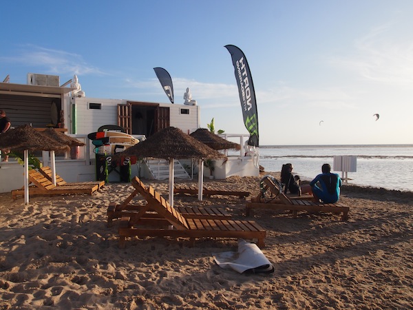 What a wonderful, relaxed atmosphere: In the evening, we recommend you head out to one of Tarifa’s “Chiringuito” beach huts in order to enjoy the sunset …