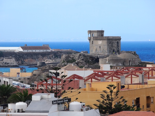 Spuren der alten Wachtürme erzählen die bewegte Geschichte der viele Hundert Jahre alten Stadt an der Straße von Gibraltar: Nur 14 Kilometer trennen Spanien von Afrika.
