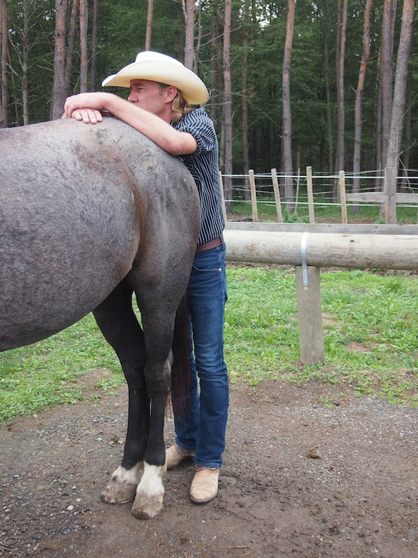 Alexander liebt seine Pferde über alles ... "ein Leben ohne Pferde kann ich mir nicht mehr vorstellen", lacht er und umarmt seinen "del Piero" innig !!!