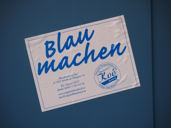 Wenig später machen wir BLAU und besuchen die Blaufärberei - Handwerkskunst der Familie Koo im nahe gelegenen Steinberg-Dörfl.