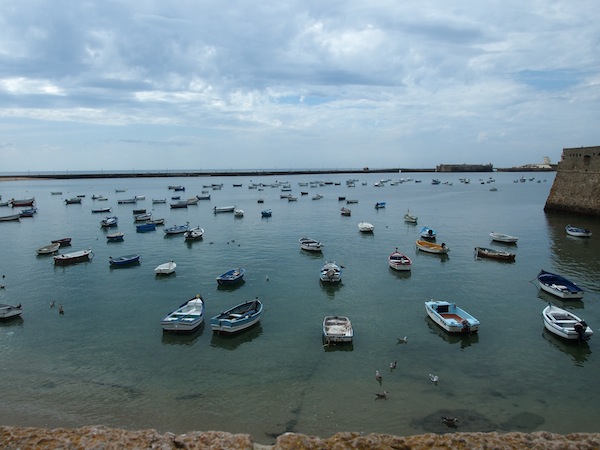 Am Strand von La Caleta, dem berühmten "Hausstrand" der Einwohner von Cadiz, tummeln sich diese zahlreichen Fischerboote.