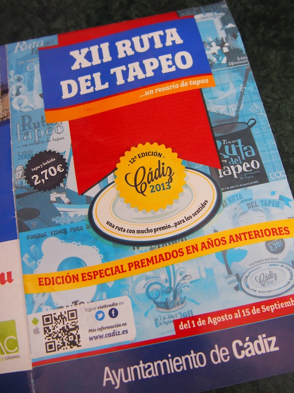 Eine gute Möglichkeit, um die Stadt aus kulinarischer Sicht kennen zu lernen, ist die sogenannte "Ruta del Tapeo", oder Tapas-Route welche von Anfang August bis Mitte September durch die ganze Stadt führt. Um € 2,70 pro Bar kann man hier Tapas plus Getränke verkosten ... eine gute und kostengünstige Idee :)