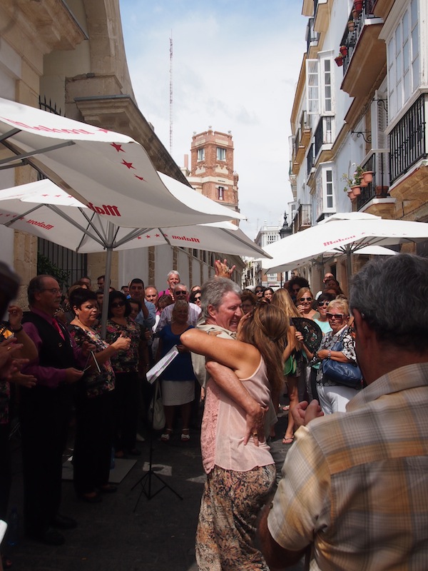 Spontan gefeiert: Wir beobachten dieses Paar beim Tanz auf der Straße, dem die Menschenmenge ringsum kräftig applaudiert: Sonne & Lebensgefühl machen für ein wunderbares Urlaubserlebnis in Cadiz.