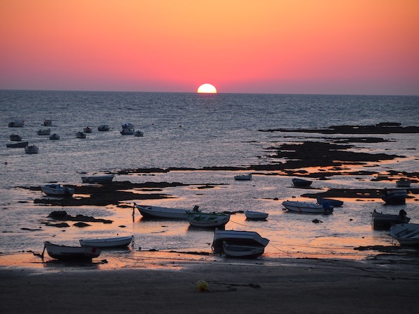 Gestern aufgenommen, heute frisch am Reiseblog: Die Sonne Südspaniens versinkt im Meer von La Caleta, Cadiz ...