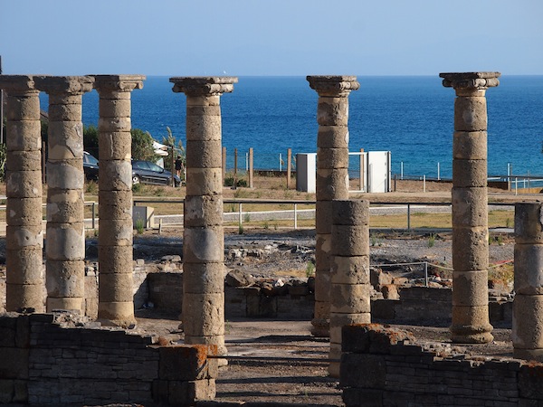 Die Säulen des vormaligen Forum Romanum in der alten Römerstadt Baleo Claudius Strecken sich direkt gen Himmel - und scheinen diesen zu tragen ..