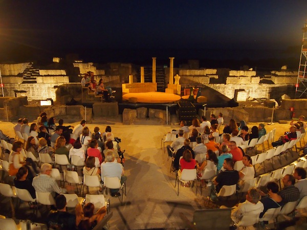 ... und abends genießen wir den Blick auf selbige inmitten der faszinierenden Kulisse des 2.000 Jahre alten, römischen Amphitheaters. Ein Traum!