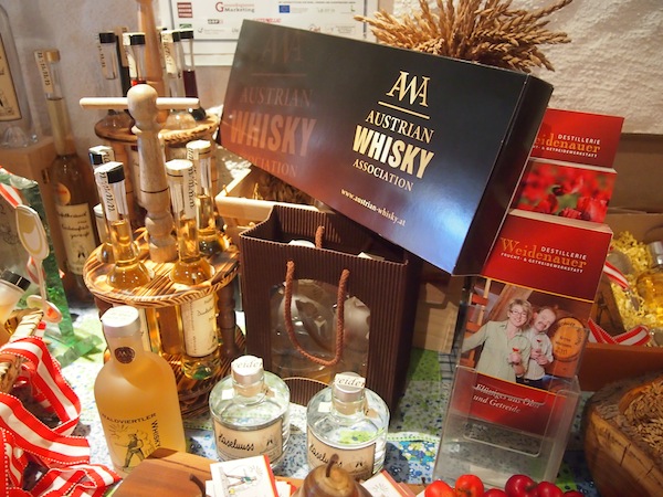 Waldviertler Whisky-Erlebnis: Bei der Familie Waidenauer in charmanter, familiärer Atmosphäre plaudern und Whisky verkosten lernen!